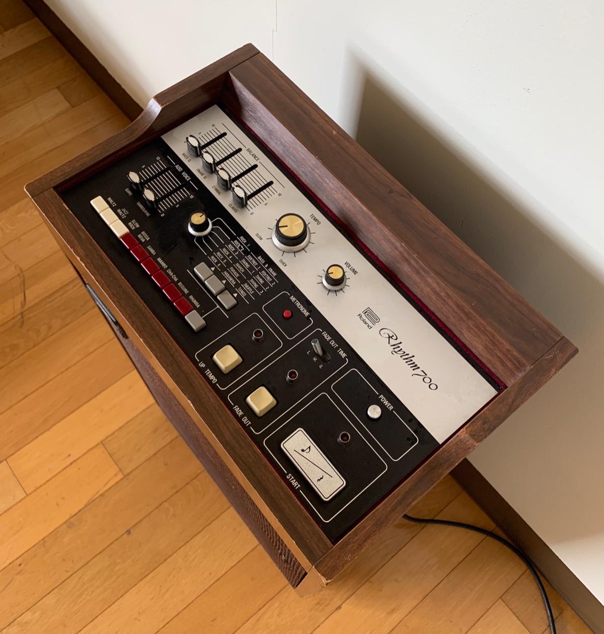 【苫小牧バナナ】ヴィンテージオーディオ！ Roland/ローランド スピーカー内蔵 リズムマシン Rhythm700 TR-700 音出しOK♪ リズムマシンの名機「TR-808」がコンパクトかつ現代風に復活