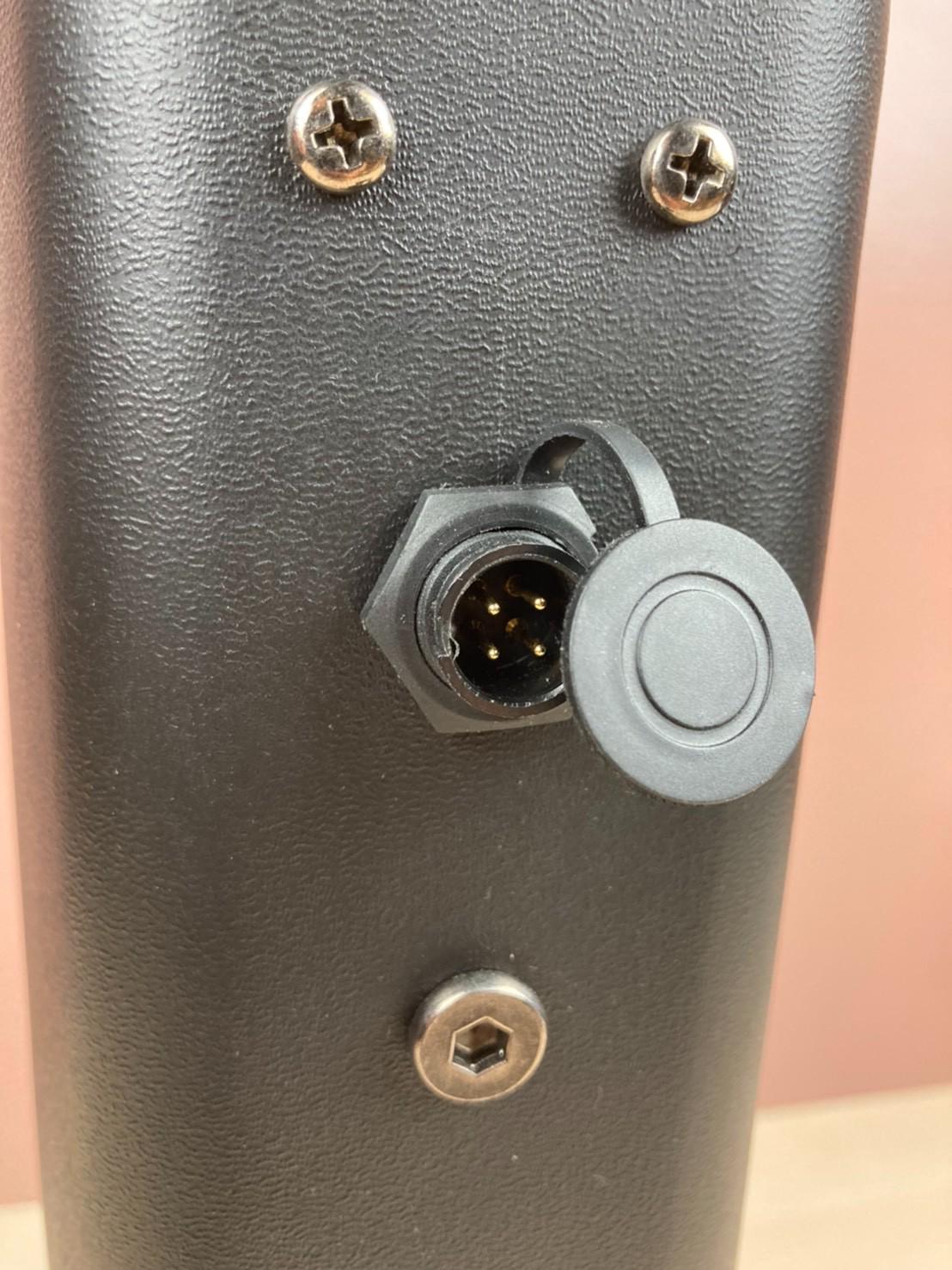 小さいけど頑張る! / コンパクトコラムスピーカー(ブラック) ■S0049