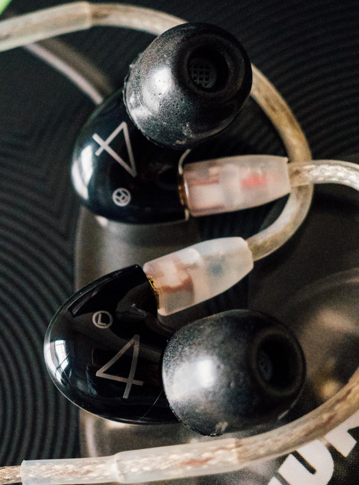 SHURE / AONIC4 SE42HYBK+UNI-A ブラック 高遮音性イヤホン