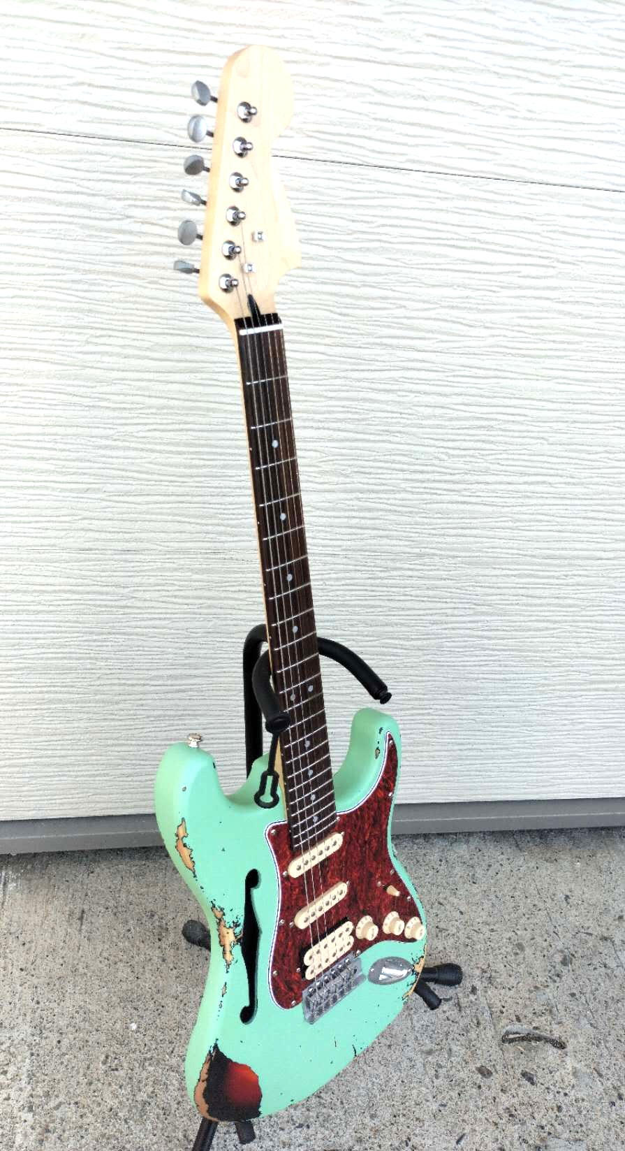 Showman / ストラトシンラインモデル ハードレリックサーフグリーン SSHピックアップ ステンレスフレット