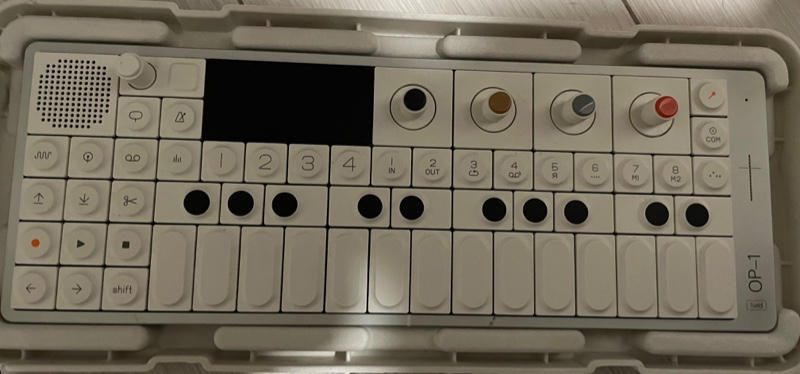 TEENAGE ENGINEERING (ティーンエイジ エンジニアリング) / OP-1 field