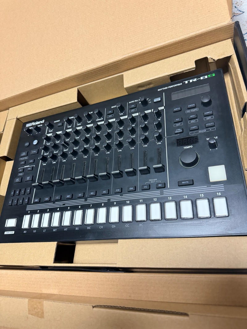 ROLAND (ローランド) / 美品 Roland TR-8S リズムマシン(Roland純正フォンケーブル付き)