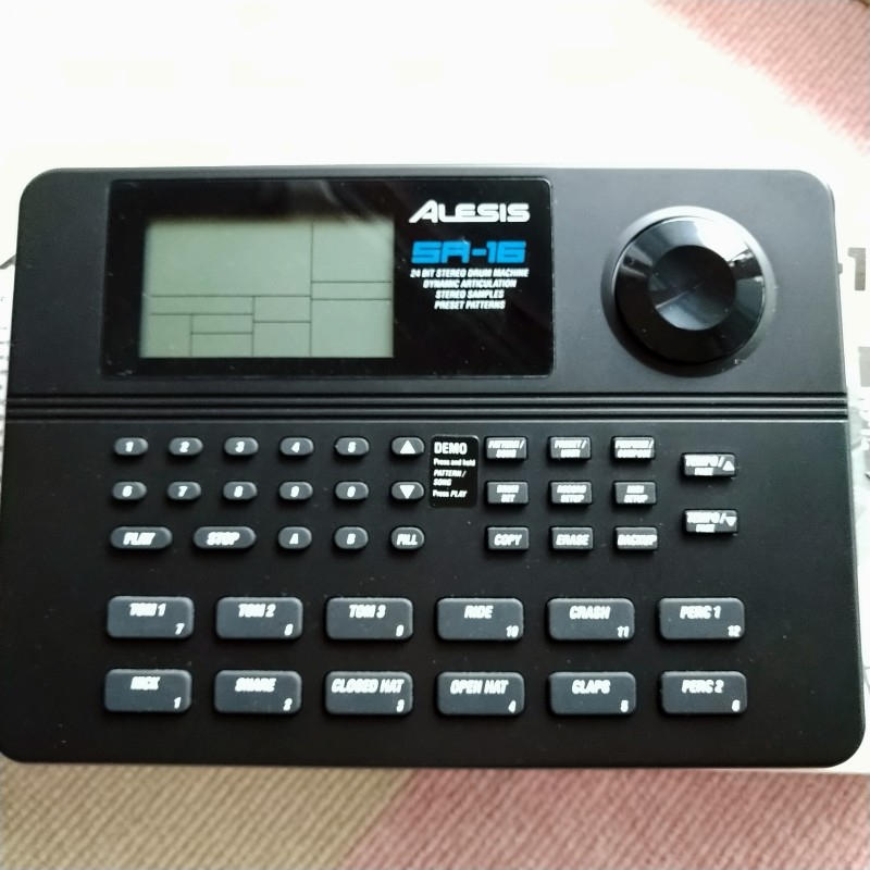 ALESIS (アレシス) / SR-16 リズムマシン/ドラムマシン