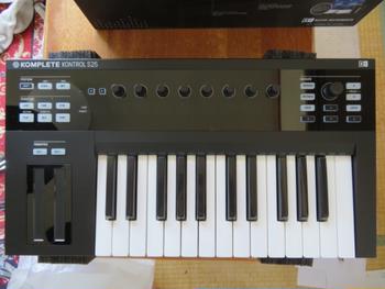Native Instruments (ネイティブインストゥルメンツ) / KOMPLETE KONTROL S25 MIDIキーボード