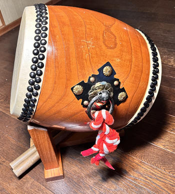 杉浦太鼓店 /  特注 宮太鼓（鋲打太鼓）国産牛皮・国産欅胴・バチ・特注台座付き