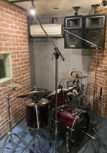 お近くの練習スタジオに出張して生ドラムの演奏をマルチマイク録音いたします！